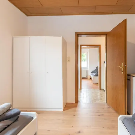 Zentral Gelegene Unterkunft Mit 5 Schlafzimmern Fuer Monteure In Sprendlingen Mit Guter Anbindung A61 A60 아파트 *
