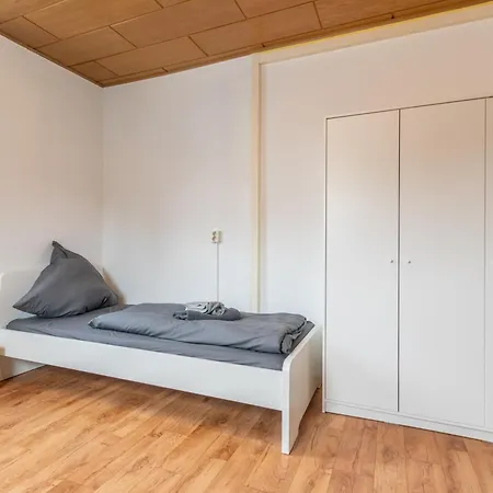 Zentral Gelegene Zb Fuer Monteure In 3 Min Vom Bahnhof Entfernt Apartmán