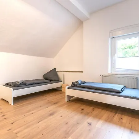 Zentral Gelegene Unterkunft Mit 5 Schlafzimmern Fuer Monteure In Sprendlingen Mit Guter Anbindung A61 A60 아파트