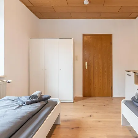 Zentral Gelegene Unterkunft Mit 5 Schlafzimmern Fuer Monteure In Sprendlingen Mit Guter Anbindung A61 A60 아파트
